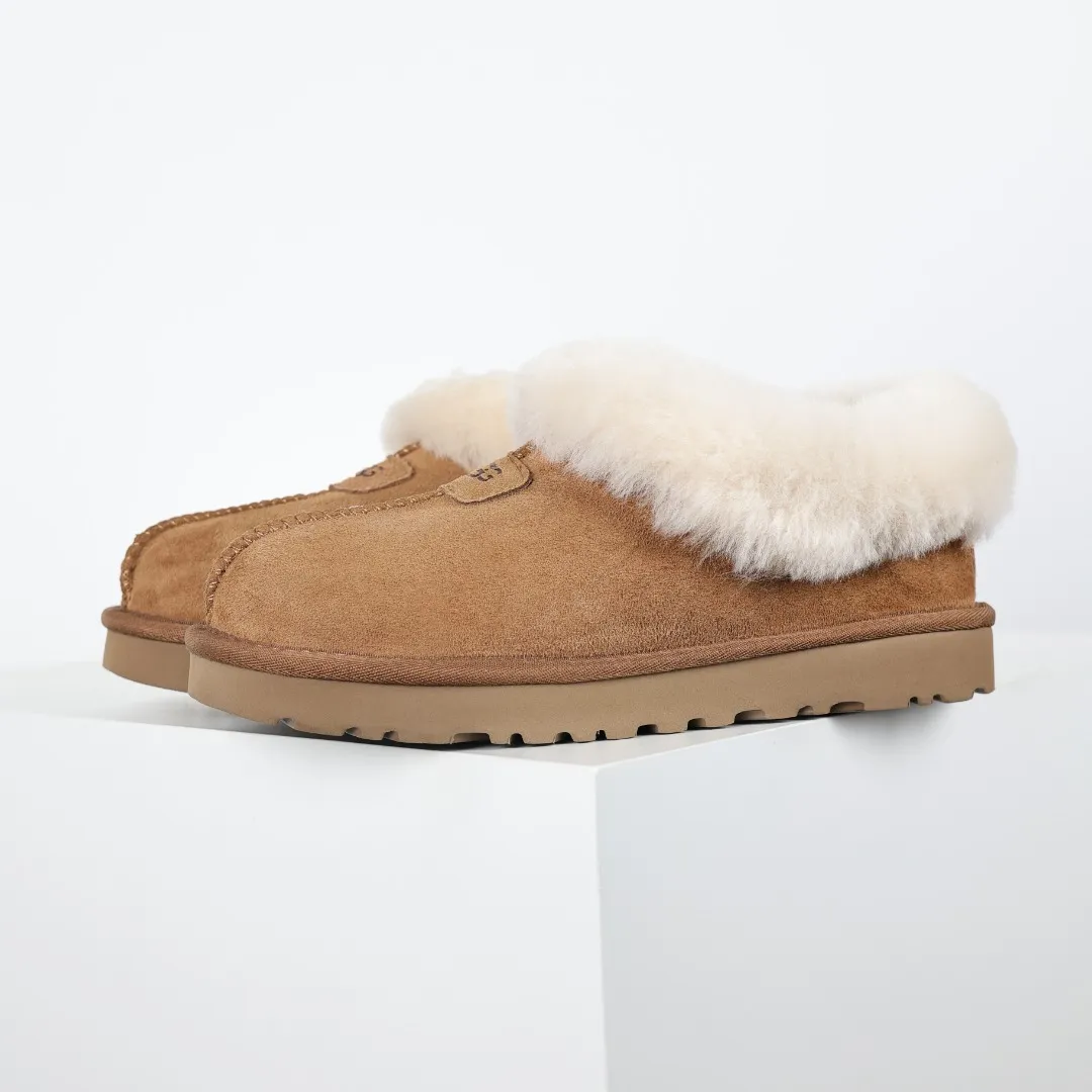Pick up locally 💰520 The core recommendation is good price UGG Tazite slip-on lazy slippers series Maroon Xiaohongshu hot model Henan Longfeng leather production Sheepskin integrated top quality in the market 2-3 cm cashmere insole to keep warm in winter and suitable for home use UUG has launched a style series in the new year, which is partially geared towards the preferences of young consumers and has also moved to the forefront of fashion trends. Shoe body material Water-repellent coated suede upper 17mm UGGPURE™ implanted wool insole Lightweight non-slip comfortable rubber outsole With brand LOGO Trademark Comes with full packaging Size: 35 36 37 38 39 40